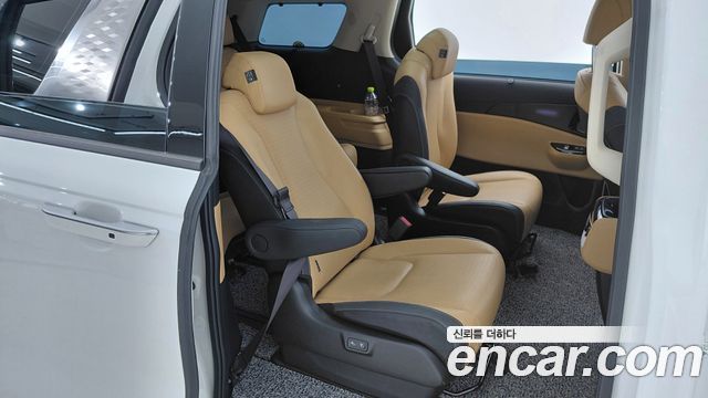Kia Canival 2023 — photo 11