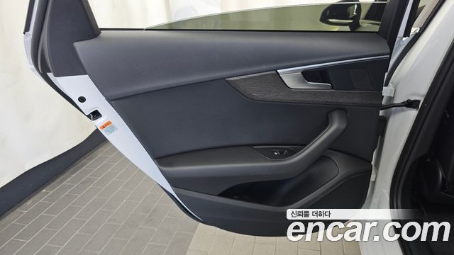 Audi A4 2019 — photo 15