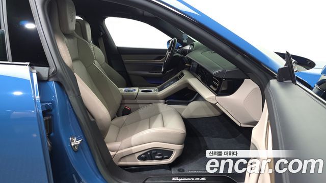Porsche Taycan 2023 — photo 17
