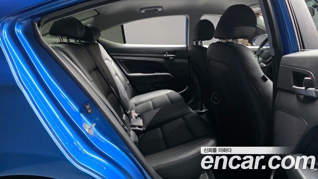 Hyundai AVANTE 2017 — photo 11