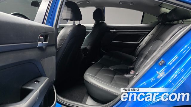 Hyundai AVANTE 2017 — photo 12