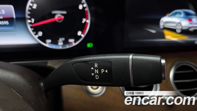 Mercedes-Benz E-Class 2018 — photo 12