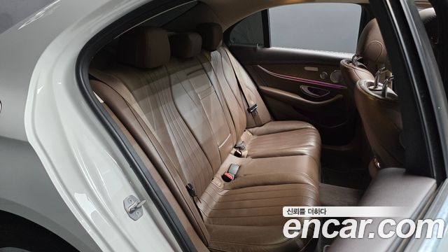 Mercedes-Benz E-Class 2018 — photo 17
