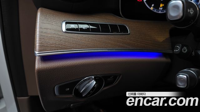 Mercedes-Benz E-Class 2018 — photo 26