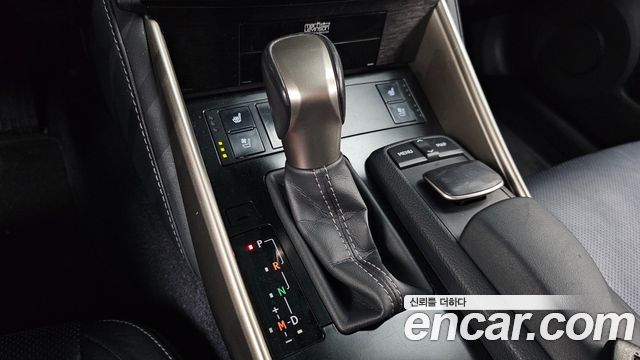 Lexus IS 2014 — photo 12