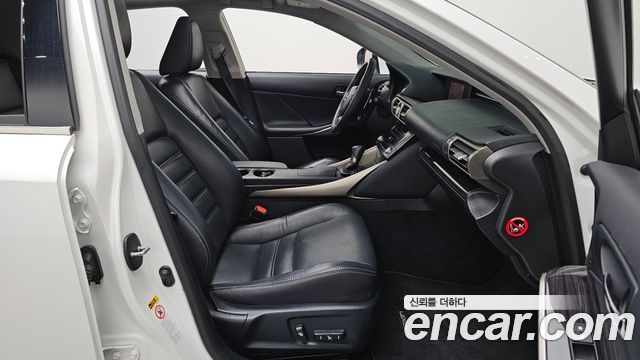 Lexus IS 2014 — photo 17