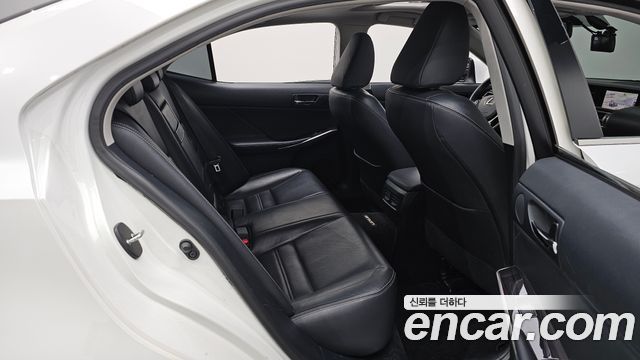 Lexus IS 2014 — photo 18