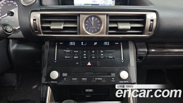 Lexus IS 2014 — photo 22