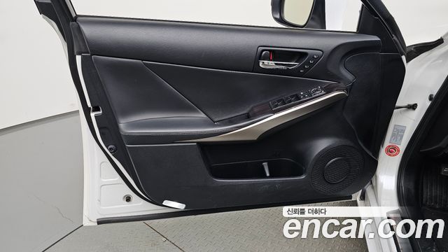 Lexus IS 2014 — photo 14