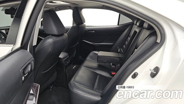 Lexus IS 2014 — photo 16
