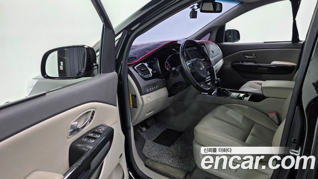 Kia Canival 2015 — photo 12