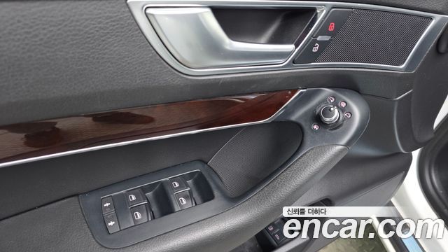 Audi A6 2010 — photo 12
