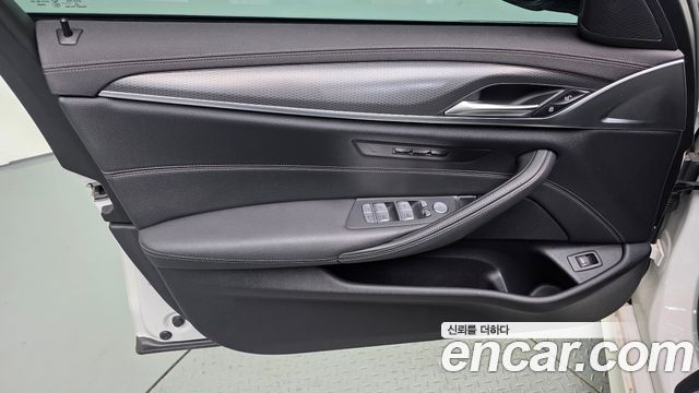 BMW 5-Series 2023 — photo 14