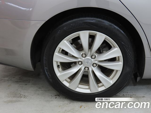 Infiniti M 2011 — photo 20