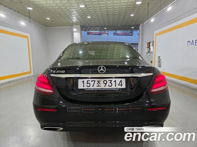 Mercedes-Benz E-Class 2020 — photo 4
