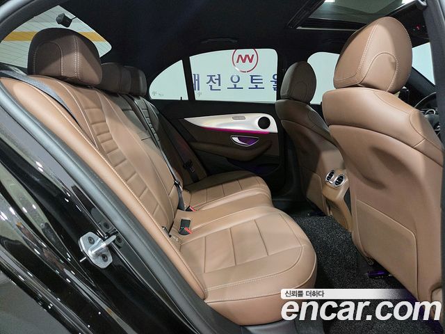Mercedes-Benz E-Class 2020 — photo 19