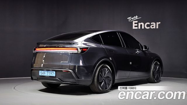 Tesla Model Y 2026 — photo 2