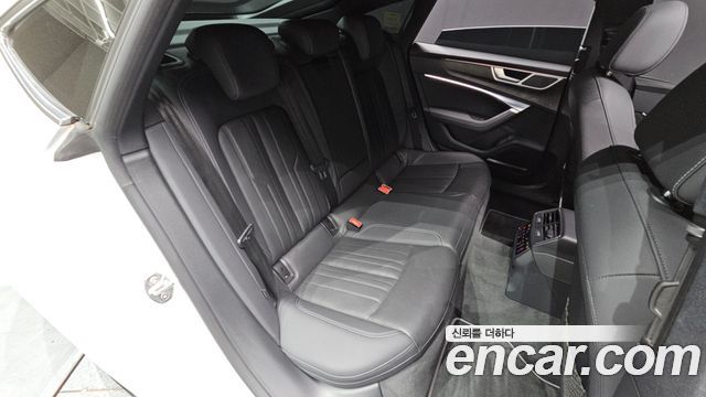 Audi A7 2021 — photo 17
