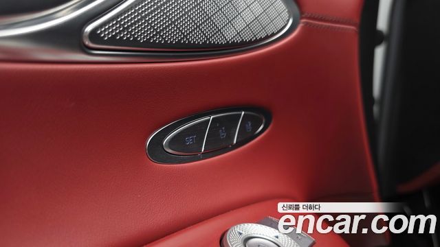 Genesis GV70 2022 — photo 33