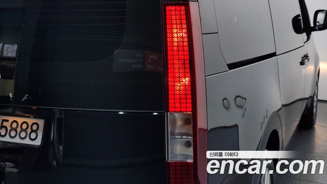 Hyundai Staria 2025 — photo 9