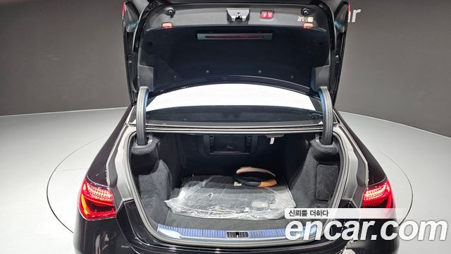 Mercedes-Benz S-Class 2023 — photo 33