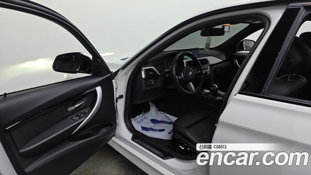 BMW 3-Series 2018 — photo 13