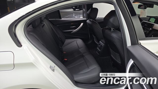 BMW 3-Series 2018 — photo 17