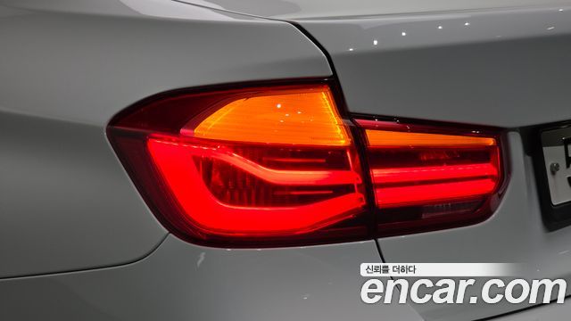 BMW 3-Series 2018 — photo 9