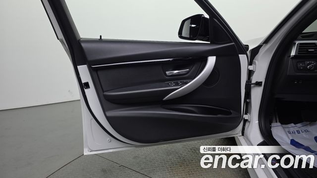 BMW 3-Series 2018 — photo 14