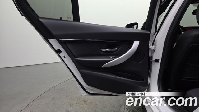 BMW 3-Series 2018 — photo 15