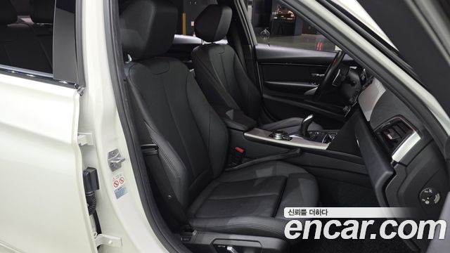 BMW 3-Series 2018 — photo 16