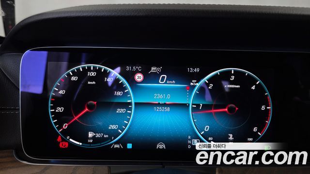 Mercedes-Benz E-Class 2022 — photo 11