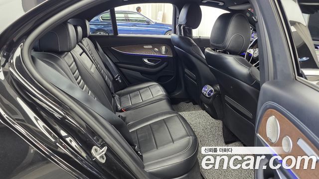 Mercedes-Benz E-Class 2022 — photo 18