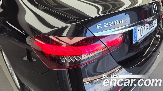 Mercedes-Benz E-Class 2022 — photo 9
