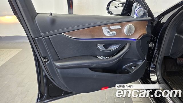 Mercedes-Benz E-Class 2022 — photo 14