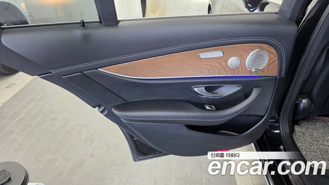 Mercedes-Benz E-Class 2022 — photo 15
