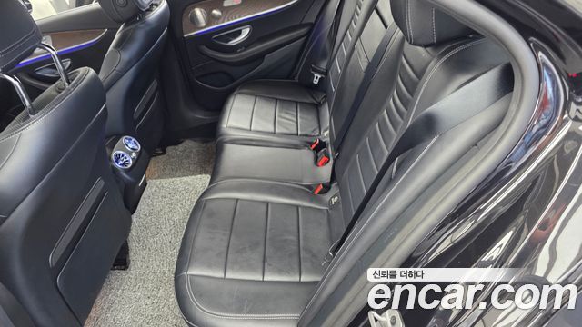 Mercedes-Benz E-Class 2022 — photo 16