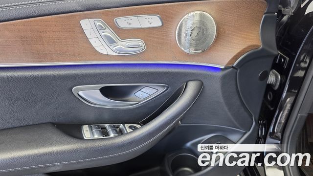 Mercedes-Benz E-Class 2022 — photo 28