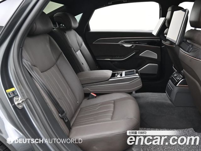 Audi A8 2022 — photo 12