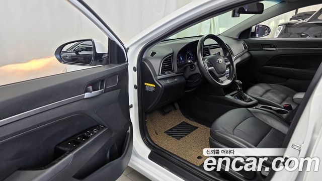 Hyundai AVANTE 2017 — photo 13