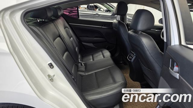 Hyundai AVANTE 2017 — photo 18
