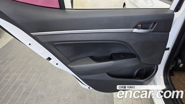 Hyundai AVANTE 2017 — photo 15