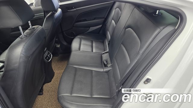 Hyundai AVANTE 2017 — photo 16
