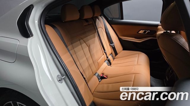 BMW 3-Series 2023 — photo 17