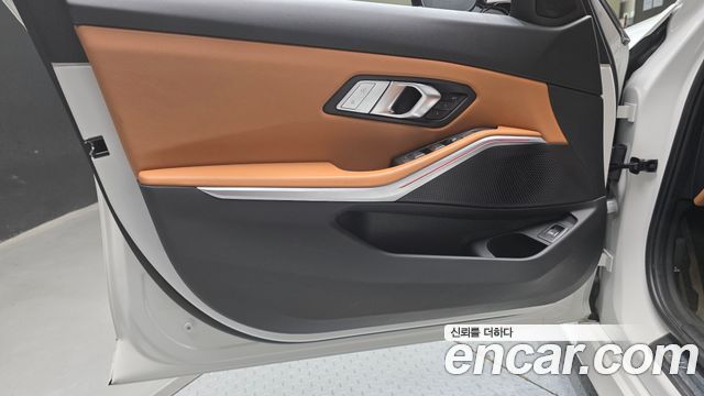 BMW 3-Series 2023 — photo 14