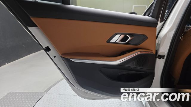 BMW 3-Series 2023 — photo 15