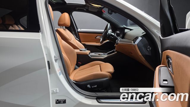 BMW 3-Series 2023 — photo 16