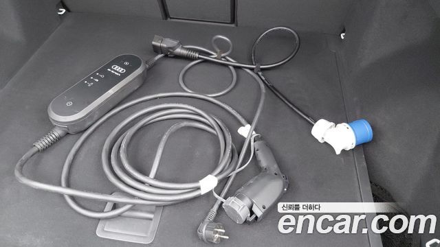 Audi Q4 e-tron 2023 — photo 10