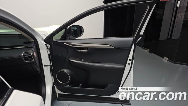 Lexus NX 2019 — photo 14
