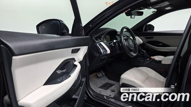 Jaguar E-PACE 2018 — photo 13